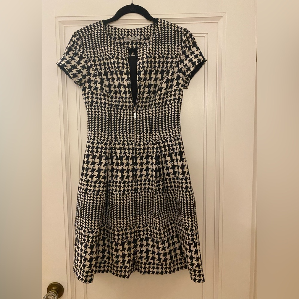 UEC Eliza j brand black and cream patterned zip up dress. Short sleeve. Size 2